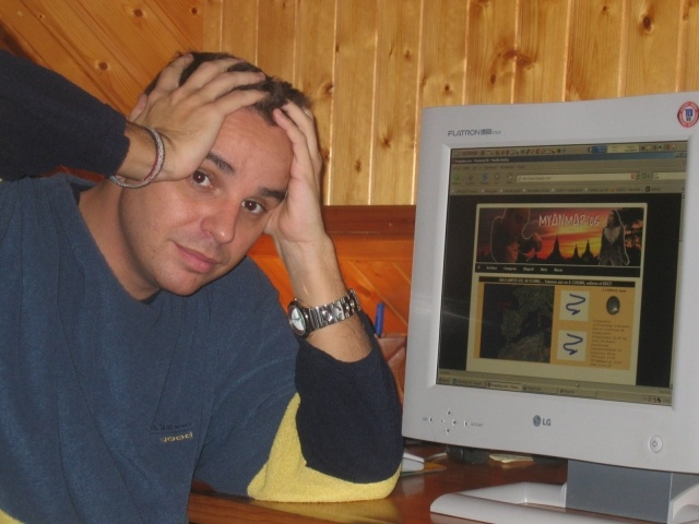 Isaac junto a un monitor de tubo que muestra la antigua web de Krapulas y su viaje a Myanmar